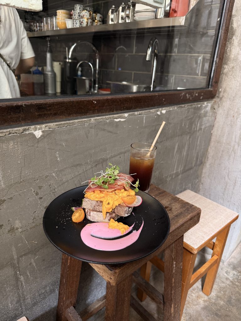 Halfway Coffee冰美式與炒蛋煙肉酸種麵包