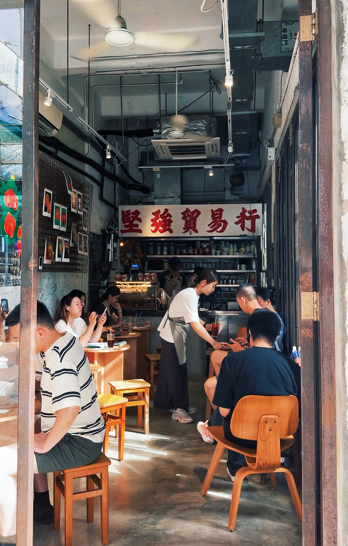 Halfway Coffee旺角店懷舊裝飾及座位