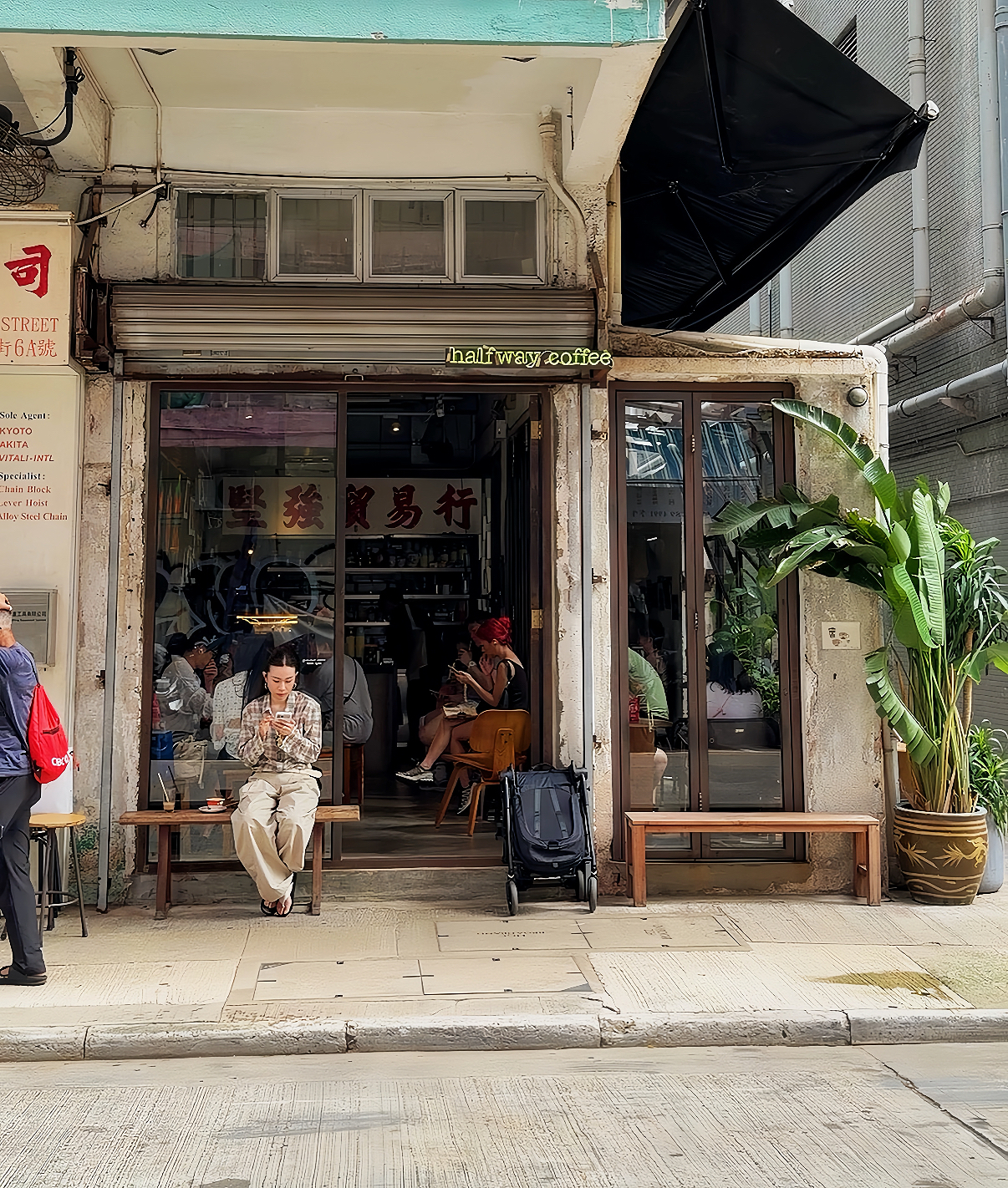 Halfway Coffee旺角店五金街工業風外觀