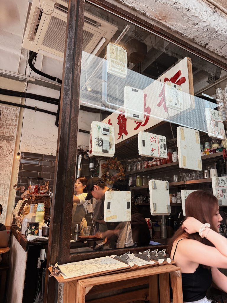 Halfway Coffee旺角店懷舊裝飾