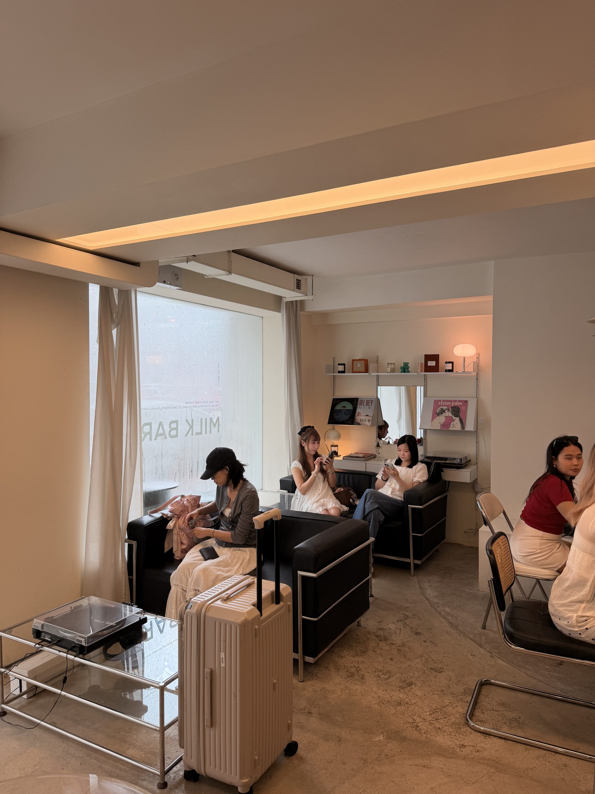 Milk Bar Cafe奶油木系二樓座位環境
