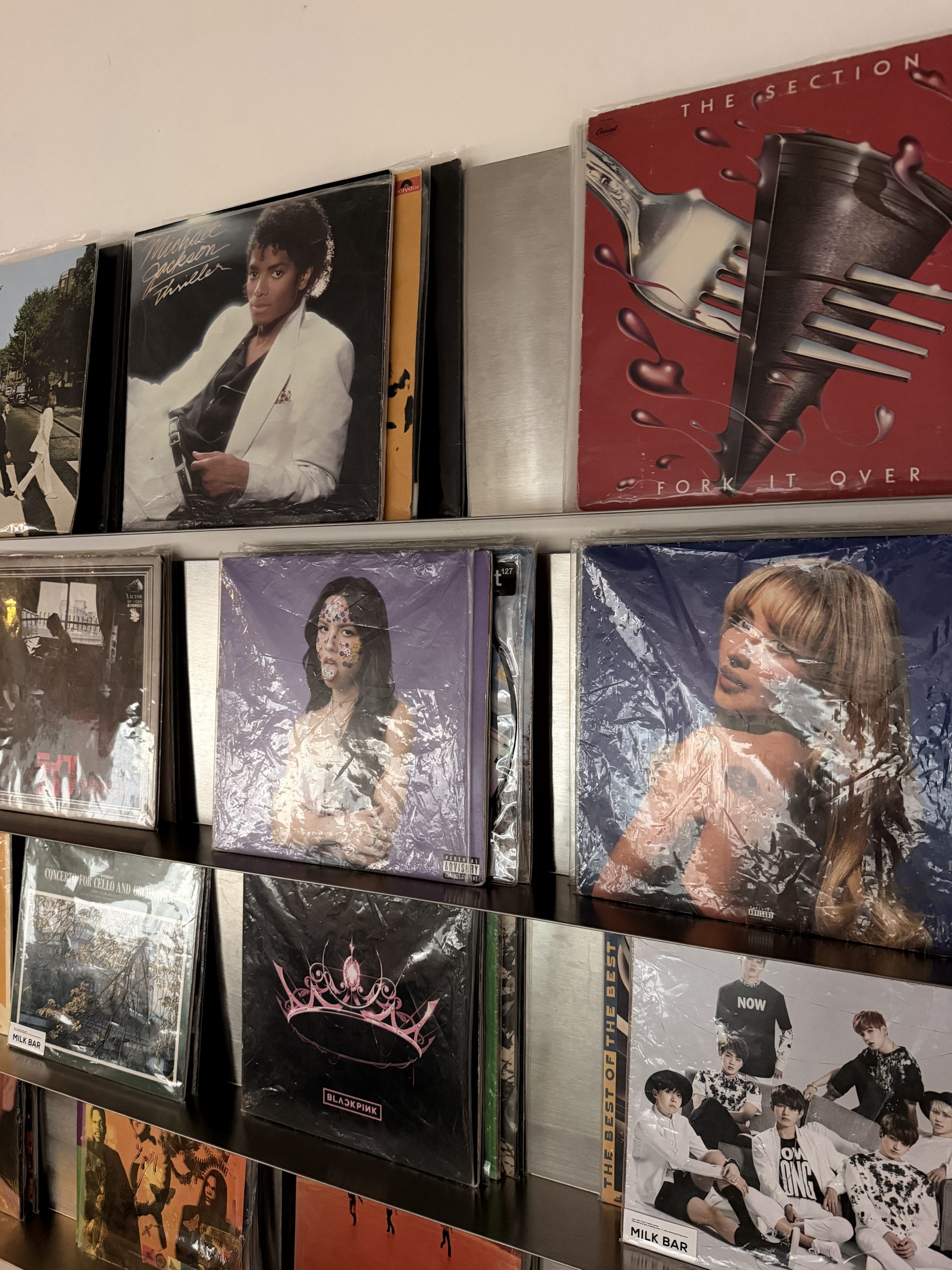 Milk Bar Cafe店內黑膠唱片展示牆